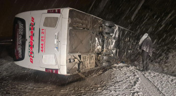 Bingöl'de yolcu otobüsü devrildi: Onlarca yaralı hastaneye kaldırıldı