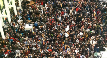 Binlerce deprem gönüllüsü İstanbul Havalimanı’na koştu: Terminalde uzun kuyruklar oluştu