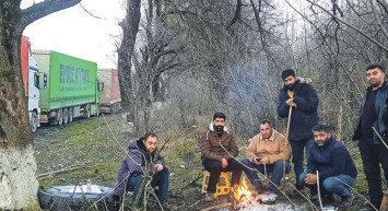 Binlerce Türk şoför günlerdir mahsur, en temel ihtiyaçlarını bile gideremiyorlar!