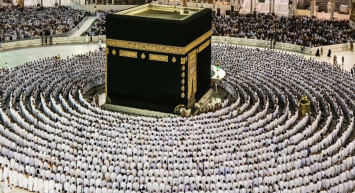 Bir Buçuk Yıl Aradan Sonra Kabe'de Sosyal Mesafesiz İlk Namaz Kılındı!