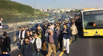 Bir metrobüs vakası daha: Vatandaşlar yolda kaldı