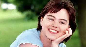 Bir süredir kanser tedavisi gören ünlü oyuncu Melanie Clarke Pullen hayata gözlerini yumdu