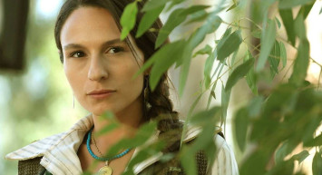 Bir Zamanlar Çukurova'nın baş kahyası Selin Yeninci bir açıldı pir açıldı! Sütyensiz kombiniyle göz kamaştıran Yeninci dudak uçuklattı