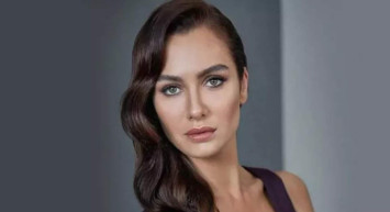 Birce Akalay denize girdi İbrahim Çelikkol çekti! Kendini serin sulara atan Akalay duru güzelliğiyle büyüledi