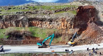 Bitlis-Baykan kara yolunda korkutan heyelan!