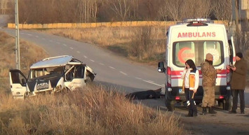 Bitlis'te korkunç kaza! Göçmen taşıyan minibüs takla attı: Ölü ve yaralılar var