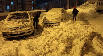 Bitlis'teki kar yağışı hayatı felç etti: Ev ve arabalar karın altında kayboldu