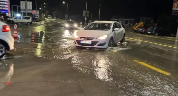 Bodrum'da yine aynı manzara: Ana isale hattı patladı, yollar göle döndü!