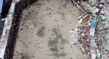 Boğa güreşi festivalinde ortalık savaş alanına döndü! Tribün çöktü neye uğradıklarını şaşırdılar