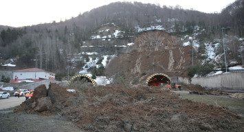 Bolu Dağı’nda heyelan meydana geldi: TEM yolu trafiğe kapatıldı! İşte Bolu Dağı’nda yaşanan son gelişmeler
