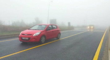 Bolu Dağı’nda sis ve sağanak etkili oldu: Ulaşım güçlükle ilerliyor