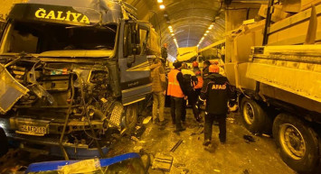 Bolu Tüneli’nde kar küreme aracının karıştığı zincirleme kaza: Ölü ve yaralılar var