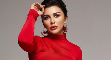 Boşanma haberleri ile gündemden düşmeyen Selen Görgüzel’in sahnede giydiği derin bacak dekolteli elbisesi olay oldu