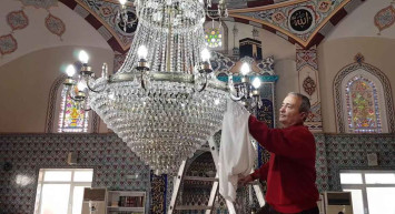 Böyle hobi görülmedi: Yalova'da yaşayan Uğur Sertoğlu cami cami gezip avize temizliyor!