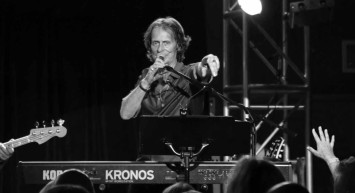 Brett Tuggle kimdir, neden öldü? Müzisyen Brett Tuggle kansere yenildi