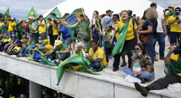 Brezilya’da ortalık karıştı: Seçimi kaybeden başkan ABD’ye kaçtı, taraftarlar kongre binasını bastı