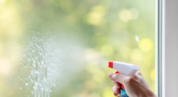 Bu 3 yöntem pencereleri pırıl pırıl yapacak! Suya bir kaşık eklemeniz yeterli