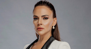 Buket Aydın'dan Mini Şortlu Paylaşım!