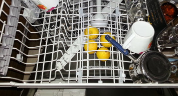 Bulaşık makinesine limon koyarsak ne olur? Bulaşıklarınızı parlatacak o doğal yöntem