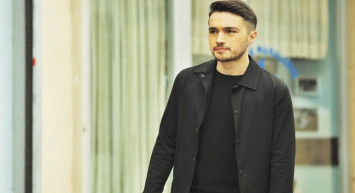 Burak Dakak sevenlerini korkuttu: Tiyatro oyununda kaza geçirdi hemen hastaneye kaldırıldı