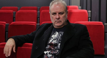 Burak Sergen Alkolün Dozunu Kaçırınca Yere Kapaklandı! Ünlü Oyuncunun İmdadına Yanındaki Kızlar Yetişti