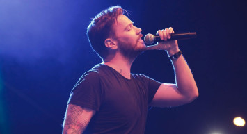 Burcu Kıratlı'yla boşanma arifesinde olan Sinan Akçıl yeni aşklara yelken açmak için yeşil ışık yaktı