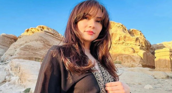 Burcu Özberk davette yürek hoplattı: Bakan gözlerini bir daha alamadı