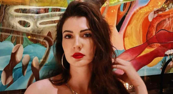 Burcu Özberk’ten bikinili tatil pozları