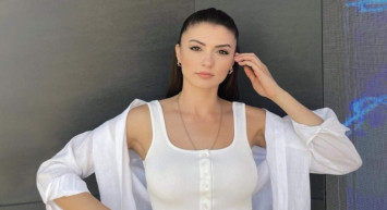 Burcu Özberk’ten leoparlı bikini pozları: Tatiller hep güzeldir