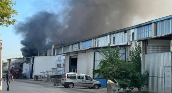 Bursa’da geri dönüşüm fabrikasında yangın: Dumanlar gökyüzünü siyaha bürüdü