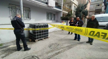 Bursa'da kimyasal madde alarmı: Evin önüne bırakılan varilde bulunan 1 buçuk tonluk kimyasal madde sokağa yayıldı