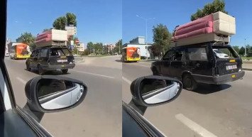 Bursa'da skandal görüntüler: Ehliyetsiz sürücü otomobilin tavanında koltuk taşıdı! Trafikten men edildi