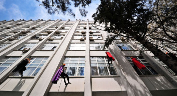 Bursa'da tedavi gören çocuklara 23 Nisan sürprizi: Odalarına tırmanıp hediye verdiler!