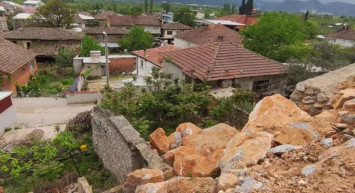 Bursa'da vatandaşlar korku dolu günler geçiriyor: Dev kayalar evin üzerinde!