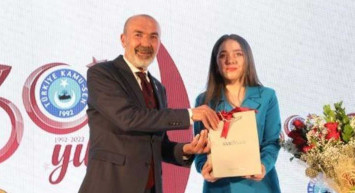 Büşra Kayalı Durmaz'a yılın annesi ödülü: Bu ödül sana annenin ak sütü gibi helal