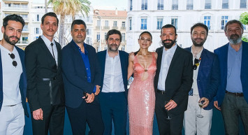 Büyük gurur: Cannas’a katılan ünlü oyuncu Selin Yeninci dakikalarca ayakta alkışlandı