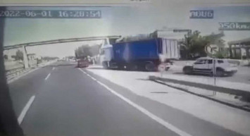 Büyükçekmece D-100'de korkunç kaza: Sürücü direksiyon hakimiyetini kaybetme sonucu durağa girdi ve 2 öğrenci hayatını kaybetti