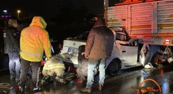 Büyükçekmece’de otomobil tırın altına girdi: 1 ölü ve 2 yaralı var