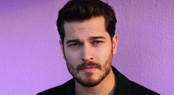 Çağatay Ulusoy yeni tarzıyla yakışıklılıkta ivme kazandı! Emir Sarrafoğlu geri mi dönüyor?