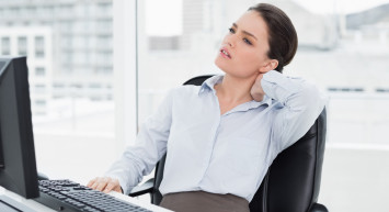 Çalışırken Omuz ve Bel Ağrılarına Dikkat