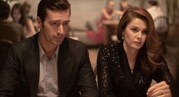 Camdaki Kız dizisinin sezon finali yemeğinden eğlenceli anlar: Burcu Biricik sahneden kendini kaybetti