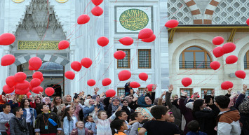 Çamlıca Camisi'nde Filistin soykırımı protestosu: Gökyüzüne kırmızı balonlar uçuruldu