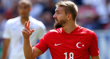 Caner Erkin zirvedeki ikiliyi es geçti: Yeni takımının kulüp binasına gitti