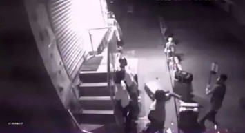 Cansız mankeni soymaya çalıştı! İş yeri sahibi hırsızı bavul ile dövdü