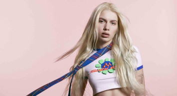 Çantasıyla göğsünü kapatarak poz veren Aleyna Tilki bu kez de asansör pozlarıyla sosyal medyada dikkat çekti!