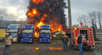 Çay fabrikasında yangın çıktı: Diğer illerden ekipler yardıma geldi