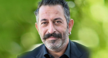 Cem Yılmaz’dan sevenlerini korkutan haber! Bodrum’da trafik kazası geçirdi