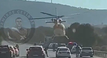 Çeşme otoyoluna inip yolcu alan helikopter kimin? İzmir'de helikopter otoyola indi: O anlar kameralara yansıdı