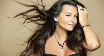 Cesur kıyafetlerin kraliçesi Eda Taşpınar kıyafetiyle olay oldu! Eda Taşpınar bronz teni ve dekoltesi ile sınırları zorladı