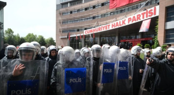 CHP Genel Merkezi’nde Gerilim: Polis Müdahalesi Başladı